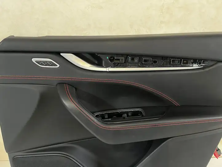 Maserati Levante (2017 - ) 6700475080 Обшивка передней двери — фото 2