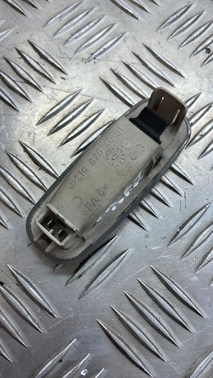 Mercedes-Benz E W211 (2002 - 2009) 2108204001 Подсветка багажника — фото 2