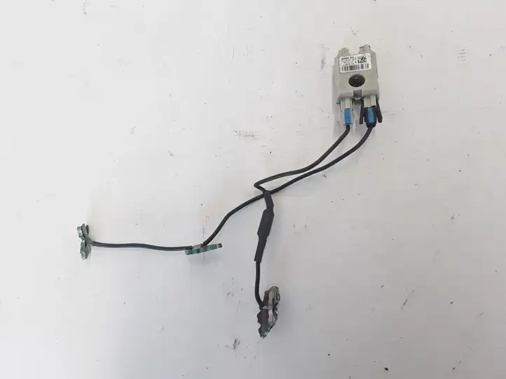 BMW 5 F10 F11 (2009 - 2016) 9118261 Усилитель антенны — фото 1