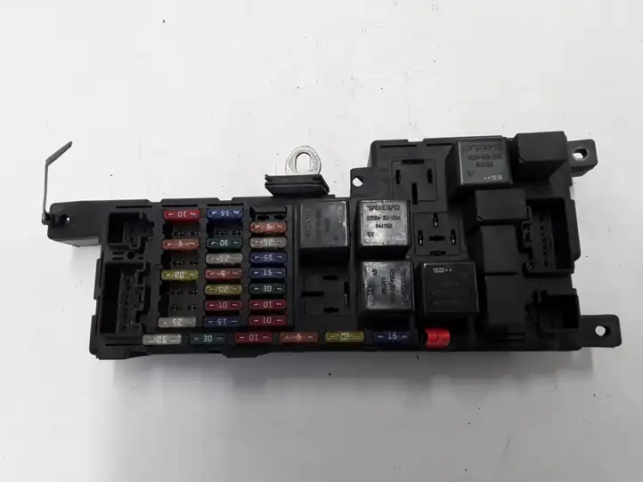 Volvo XC70 (2004 - 2007)  8678449 Блок предохранителей
