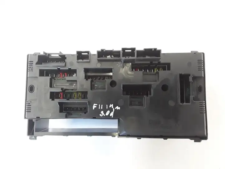BMW 5 F10 F11 (2009 - 2016)  9252815 Блок предохранителей