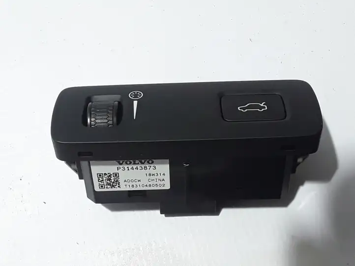 Volvo XC40 (2017 - ) 31443873 Кнопка закрытия крышки багажника — фото 1