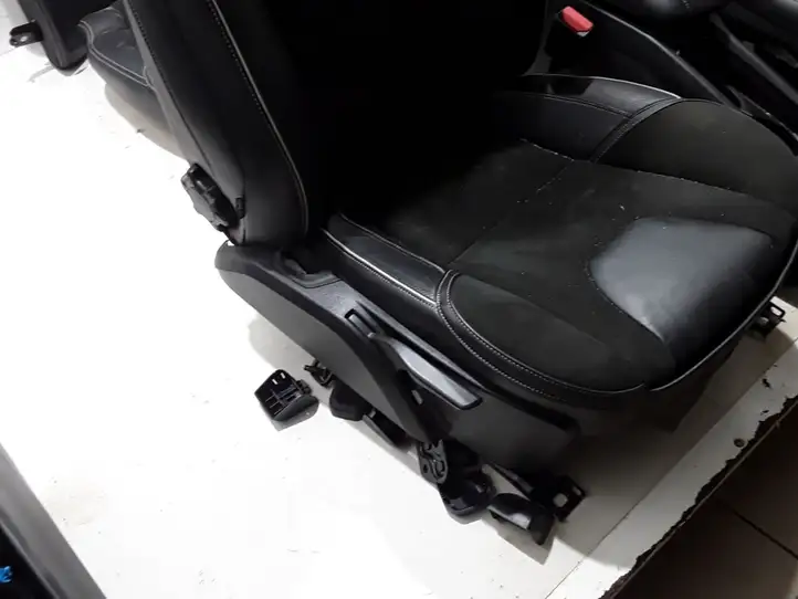 Volvo V40 Cross country (2016 - 2019) Комплект салона — фото 2