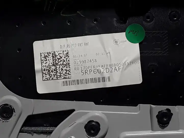 Chrysler Pacifica (2016 - ) 5RP602D2AF Обшивка передней двери — фото 3