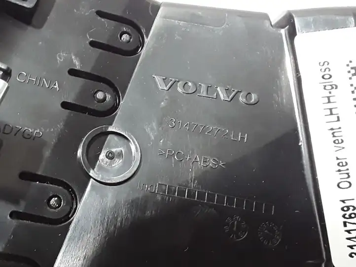 Volvo XC60 (2017 - ) 31477272 Боковой воздушный дефлектор — фото 2