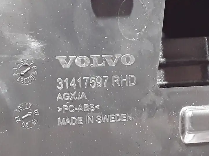 Volvo XC60 (2017 - ) 31417597 Вещевой ящик — фото 3