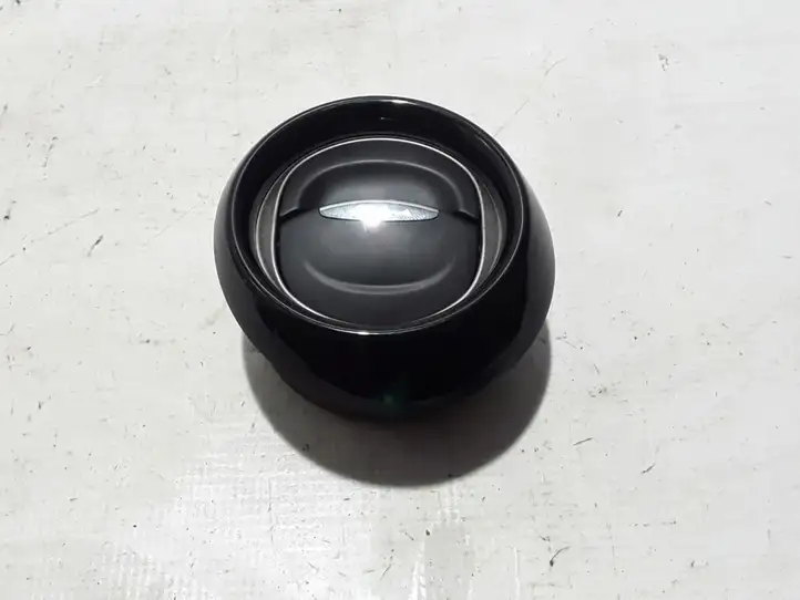 Renault Captur (2013 - 2020)  687606926R Центральный дефлектор