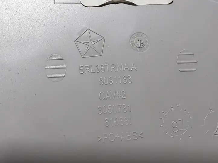 Chrysler Pacifica (2016 - ) 5RL36TRMAA Вещевой ящик — фото 3