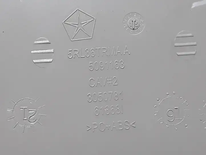 Chrysler Pacifica (2016 - ) 5RL36TRMAA Вещевой ящик — фото 2
