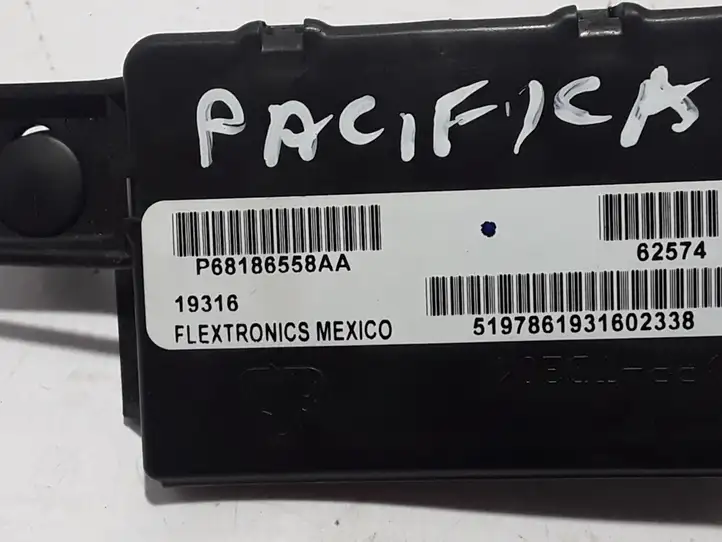 Chrysler Pacifica (2016 - ) 68186558AA GPS антенна — фото 2