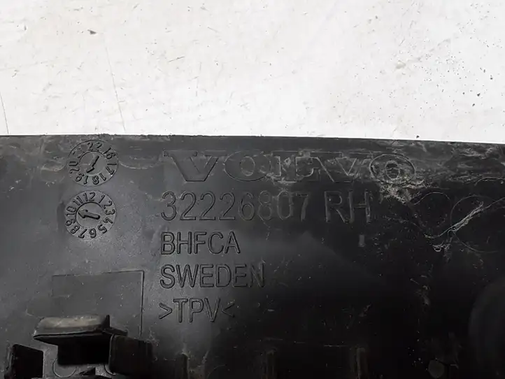 Volvo XC40 (2017 - )  32226807 Передний брызговик