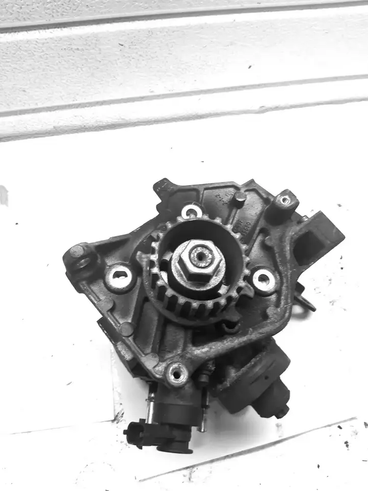 Ford Fiesta (2009 - 2012) 9685235680 Кронштейн топливного насоса — фото 1
