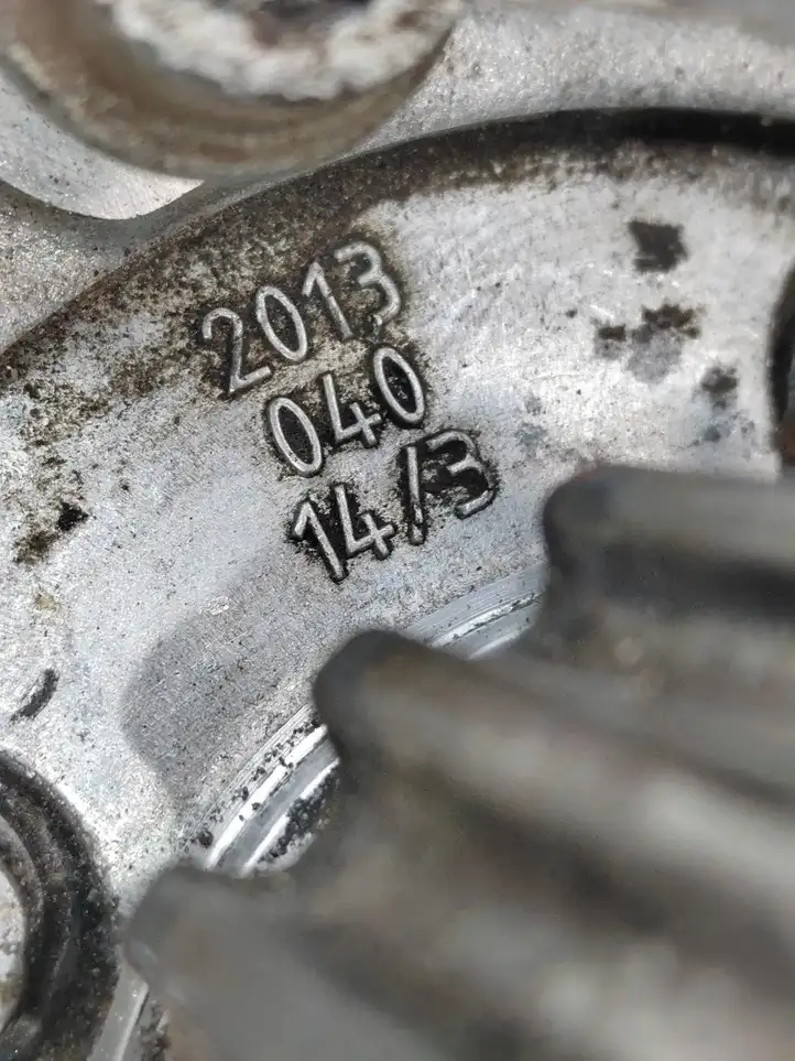Volkswagen Golf VII (2013 - 2019) 04L130755D Топливный насос — фото 3