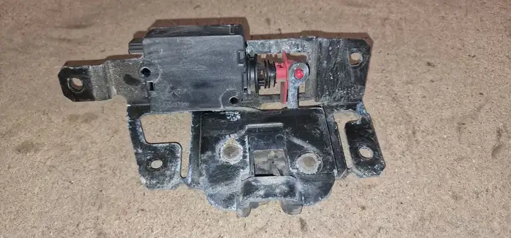 BMW 3 E46 (1998 - 2005)  51247057364 Замок багажника