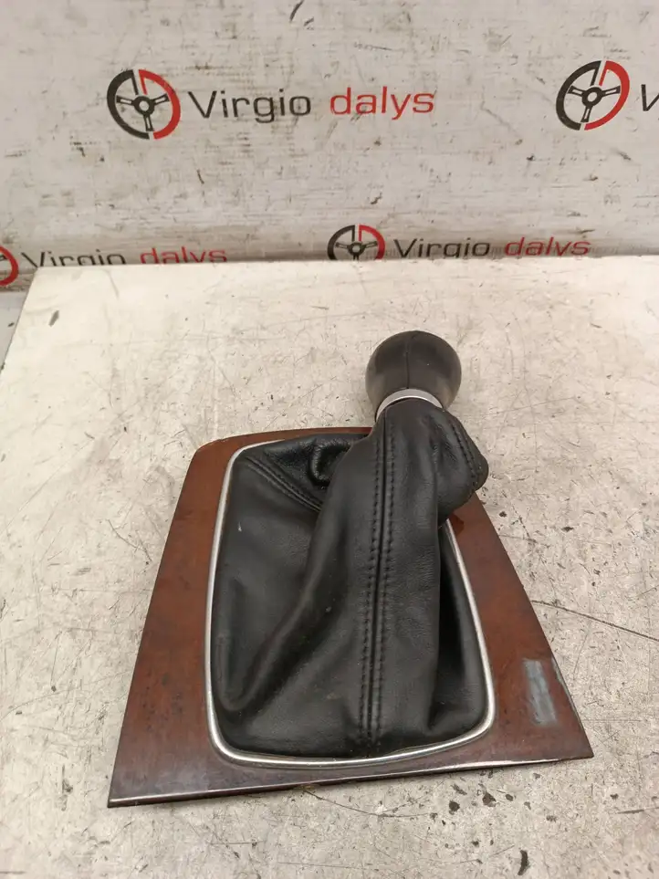 Audi A4 (2000 - 2006)  8E0864261 Отделка рычага переключения передач (кожа, головка)