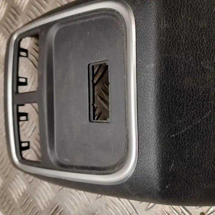 Dodge Charger (2014 - ) L0199320AE Центральный воздушный дефлектор — фото 2