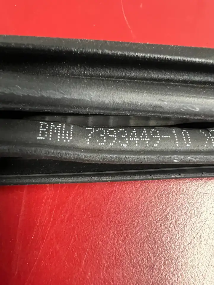 BMW X3 G01 (2018 - )  7393449 Уплотнительная резина (на кузове)