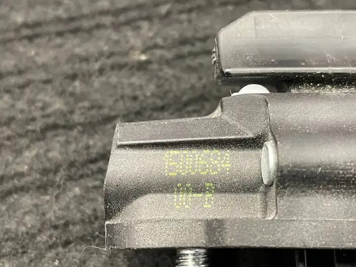 Tesla Model Y (2019 - 2024) 150068400B Ограничитель задней двери — фото 2