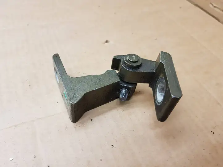 Volkswagen Golf VII (2013 - 2019)  8K0831402P Верхняя петля передней двери