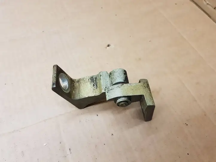 Volkswagen Golf VII (2013 - 2019)  8K0831402P Верхняя петля передней двери