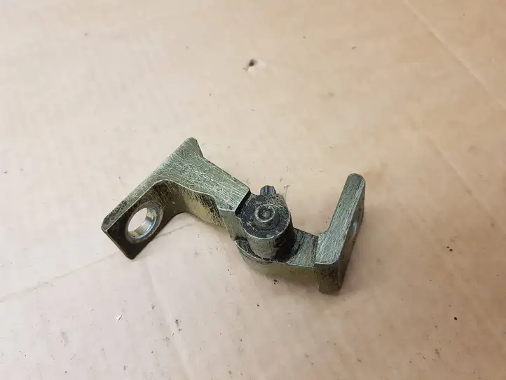 Volkswagen Golf VII (2013 - 2019)  8K0831402P Верхняя петля передней двери