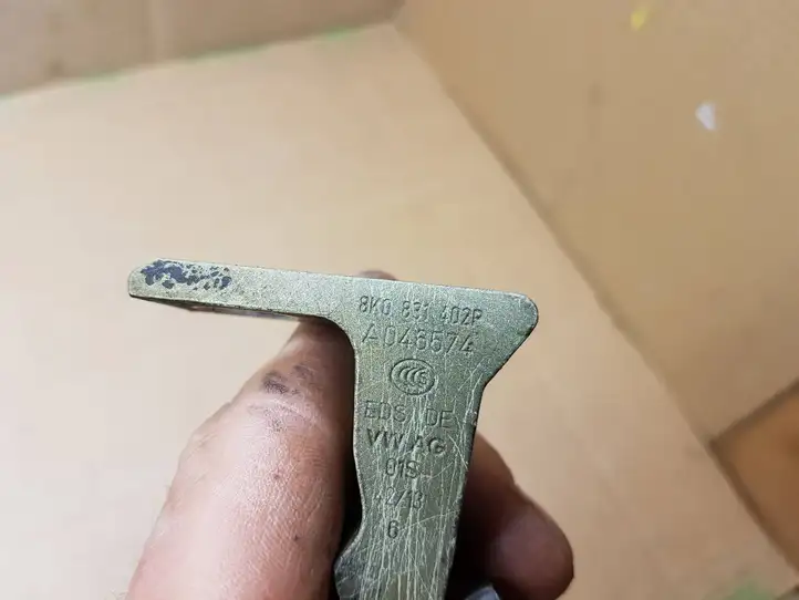 Volkswagen Golf VII (2013 - 2019)  8K0831402P Верхняя петля передней двери