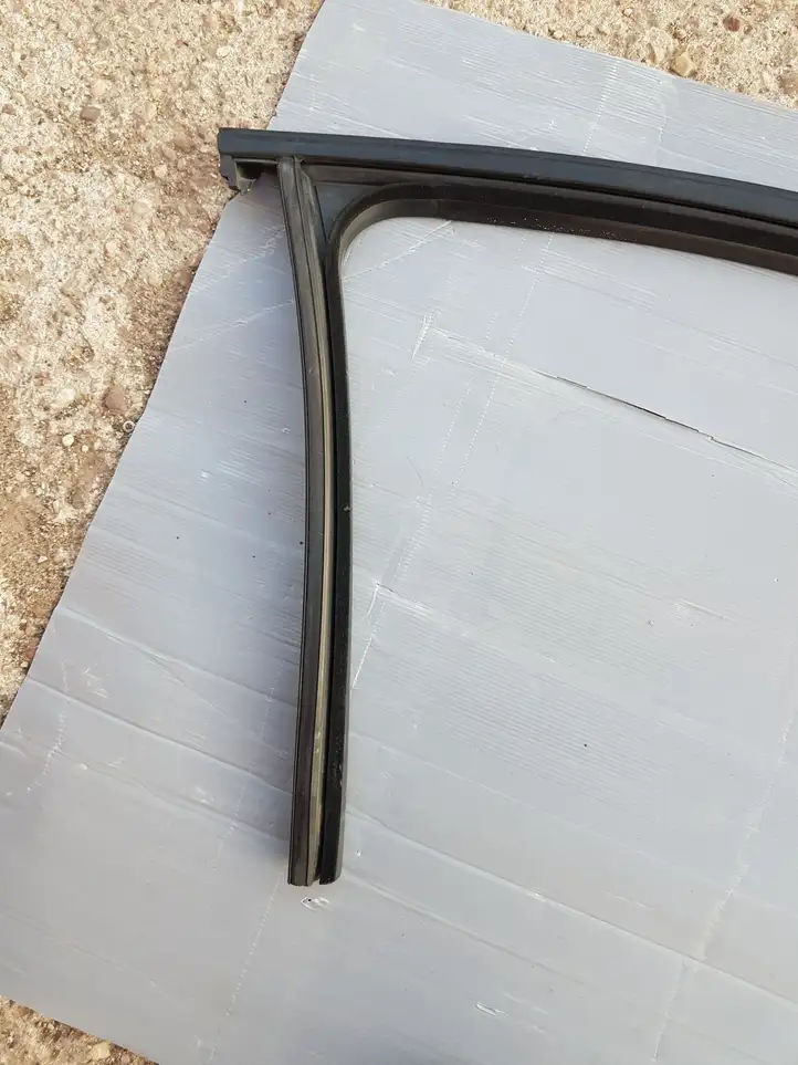 Volkswagen PASSAT B8 (2015 - )  3G0837432B Уплотнительная резина стекла передней двери