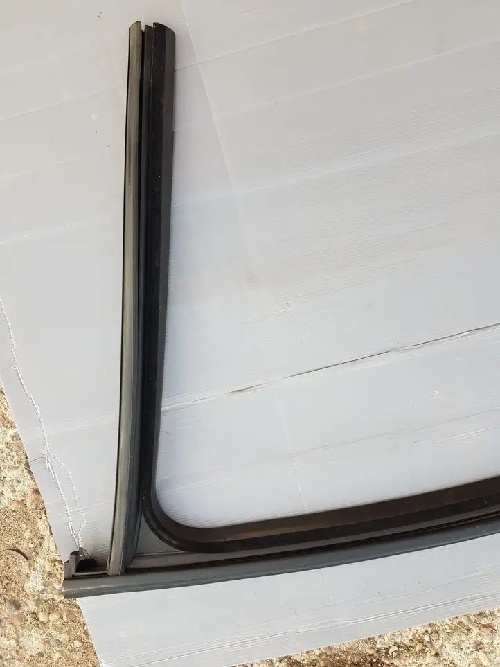 Volkswagen PASSAT B8 (2015 - )  3G0837431B Уплотнительная резина стекла передней двери