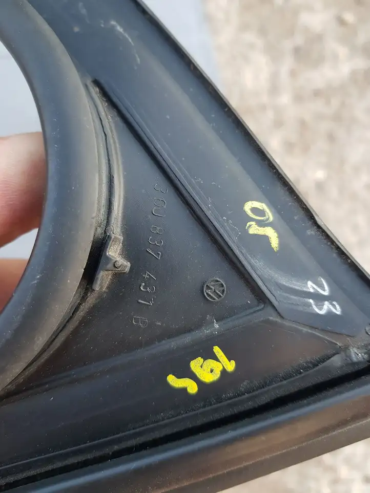 Volkswagen PASSAT B8 (2015 - )  3G0837431B Уплотнительная резина стекла передней двери