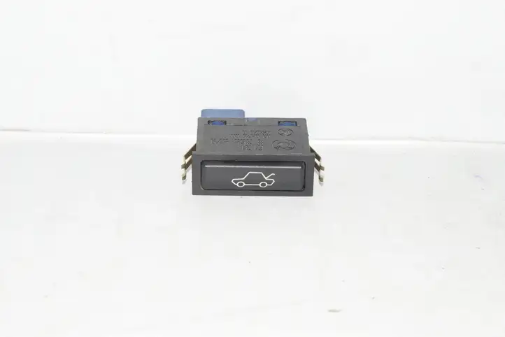 BMW 5 E39 (1996 - 2003) 8365579 Кнопка закрытия крышки багажника — фото 1