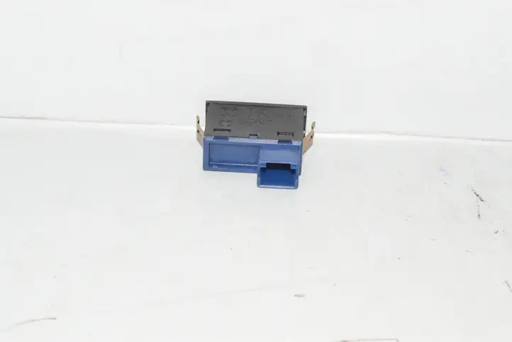 BMW 5 E39 (1996 - 2003) 8365579 Кнопка закрытия крышки багажника — фото 4