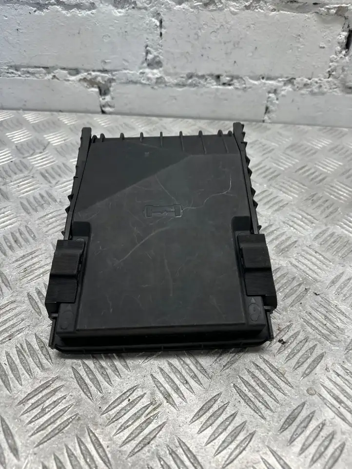 Volkswagen PASSAT B6 (2005 - 2010)  1k0937132 Ящик предохранителей (комплект)