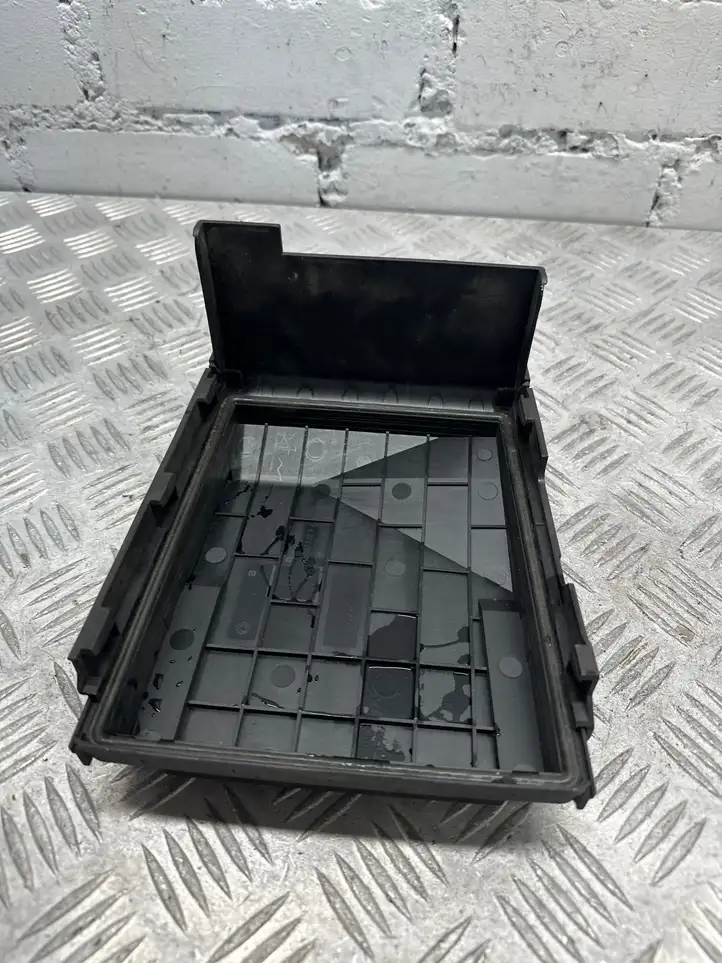 Volkswagen PASSAT B6 (2005 - 2010)  1k0937132 Ящик предохранителей (комплект)