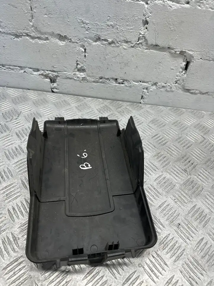 Volkswagen PASSAT B6 (2005 - 2010) 1k0915443a Крышка ящика аккумулятора — фото 2