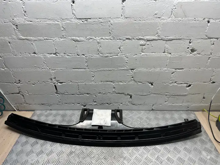 BMW X5 F15 (2013 - 2017)  9279302 Воздушная решётка окна