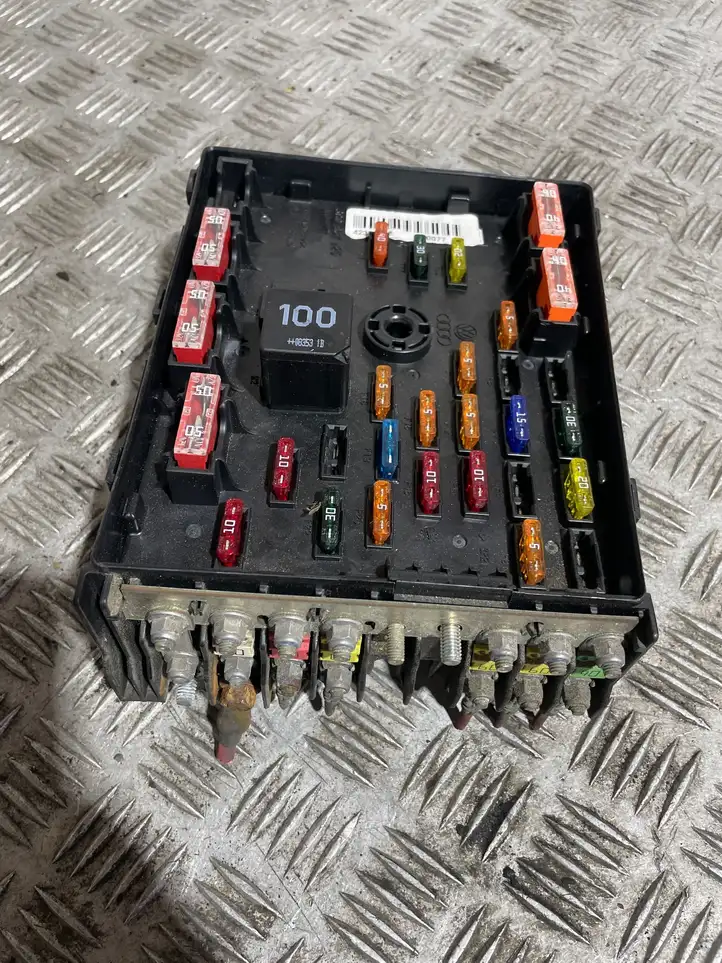 Volkswagen PASSAT B6 (2005 - 2010) 3C0937125 Блок предохранителей — фото 3