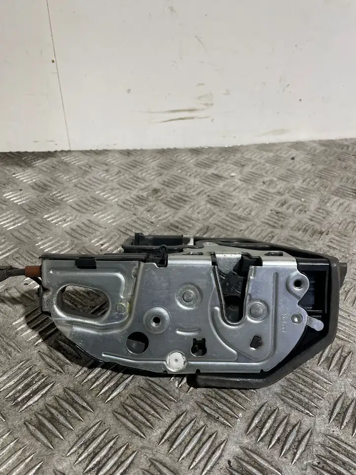 BMW 7 F01 F02 F03 F04 (2008 - 2016)  7185688 Замок задней двери