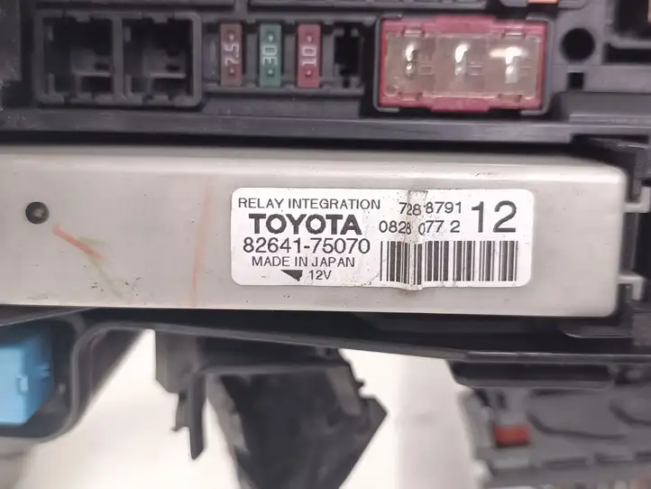 Toyota Prius (XW30) (2009 - 2015) 8264175070 Блок предохранителей (комплект) — фото 2