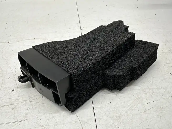 Nissan Leaf II (ZE1) (2017 - )   Другая деталь отсека двигателя