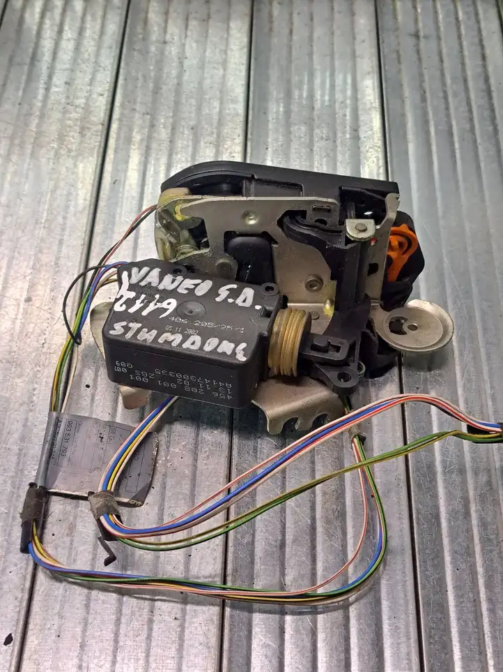 Mercedes-Benz Vaneo W414 (2001 - 2005) A4147300335 Замок задней двери — фото 2