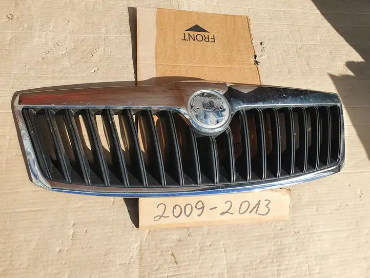 Skoda Octavia Mk2 (1Z) (2004 - 2013) 1Z0853651C Верхняя решетка радиатора — фото 1
