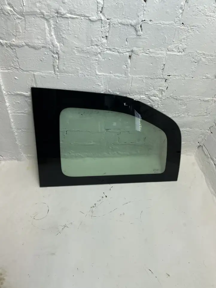 Citroen Berlingo (2012 - 2015)  43R000015 Заднее боковое стекло кузова