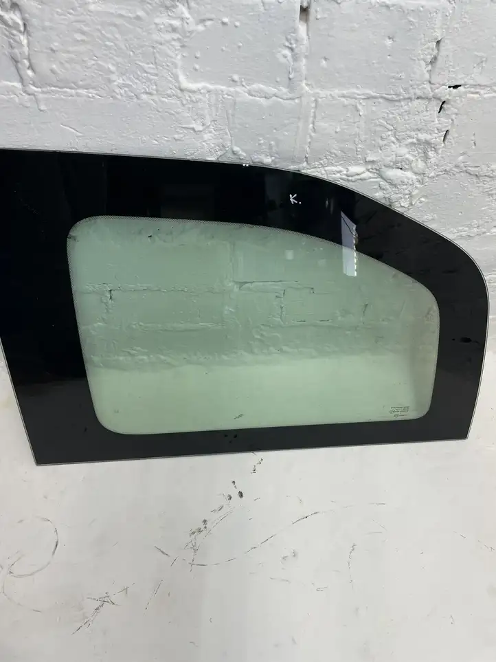 Citroen Berlingo (2012 - 2015)  43R000015 Заднее боковое стекло кузова