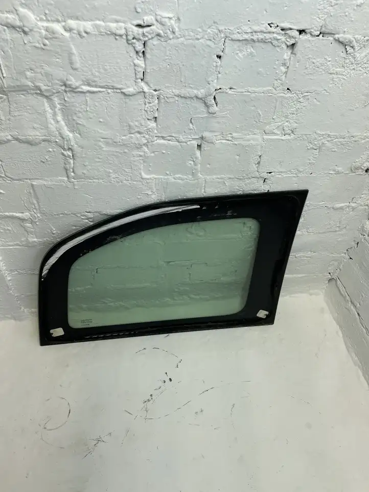 Citroen Berlingo (2012 - 2015)  43R000015 Заднее боковое стекло кузова