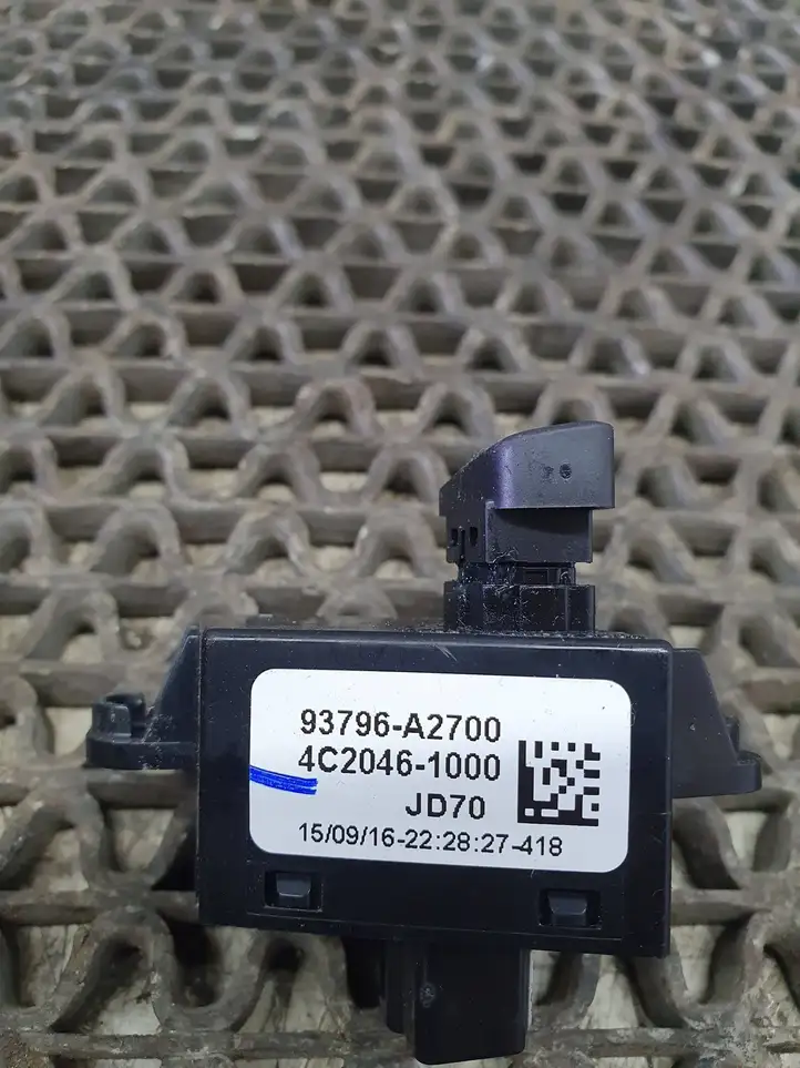 Kia Ceed (2015 - 2018) 93796A2700 Кнопка фаркопа в багажнике — фото 6