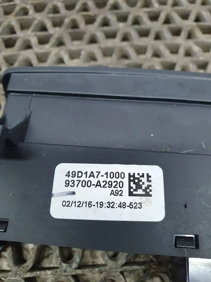 Kia Ceed (2015 - 2018) 93700A2920 Выключатель ASR — фото 7