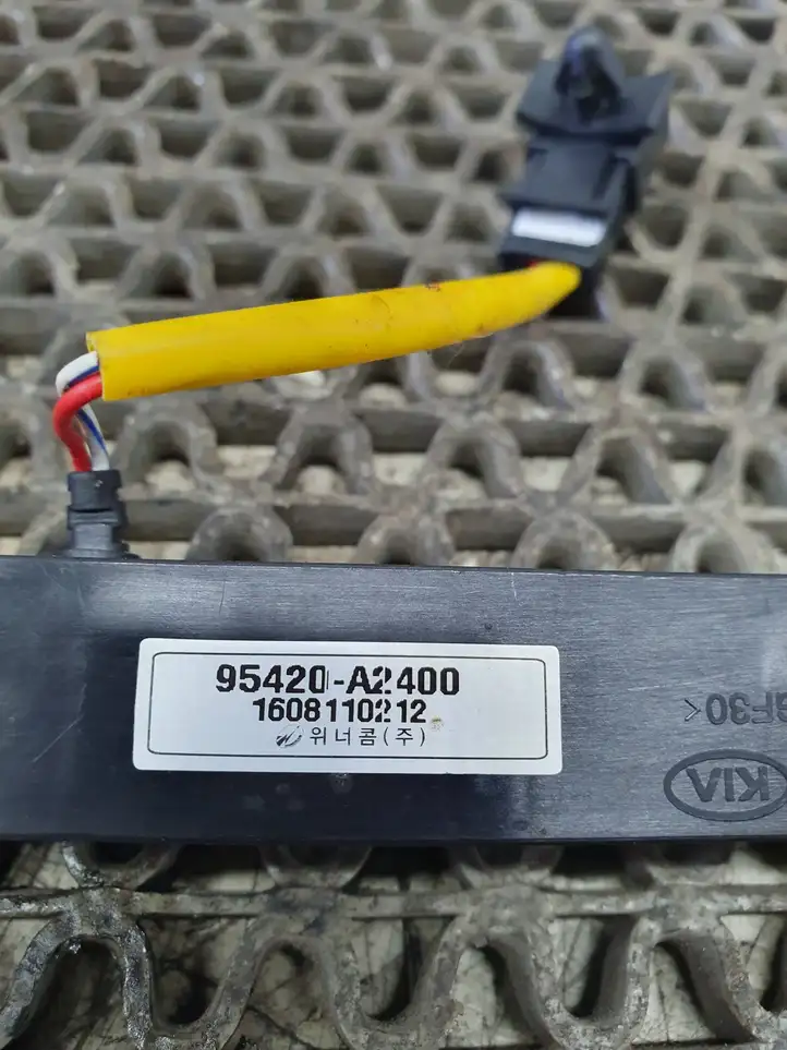 Kia Ceed (2015 - 2018) 95420A2400 Усилитель антенны — фото 6