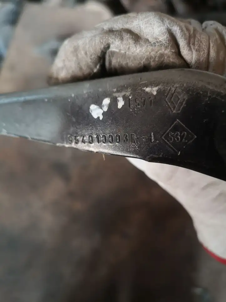 Renault Megane III (2009 - 2016)  654010003R Петля (петли) капота