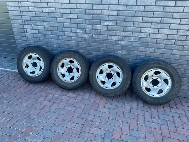 Toyota Hilux (AN10, AN20, AN30) (2004 - 2008) BRIDGESTONE Зимняя шина C шипованная R16 — фото 1