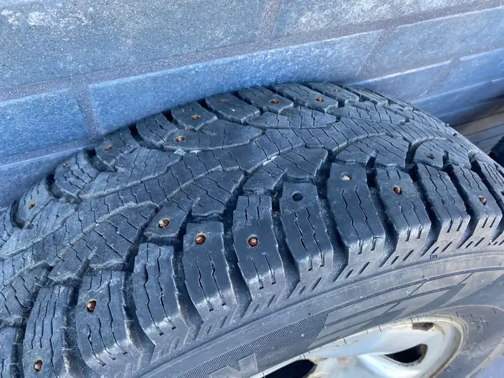 Toyota Hilux (AN10, AN20, AN30) (2004 - 2008) BRIDGESTONE Зимняя шина C шипованная R16 — фото 2